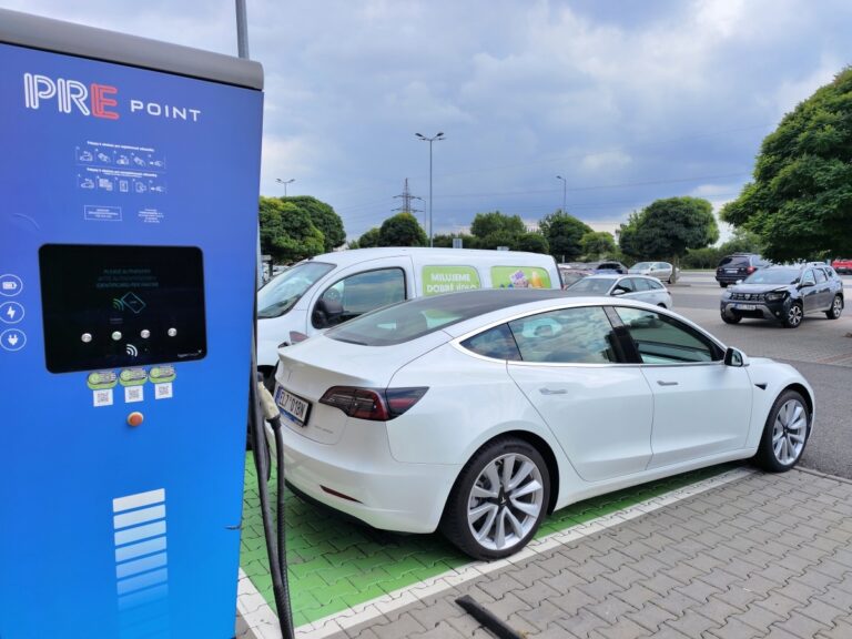 Tesla dovolí odjet i s připojeným kabelem. Nová funkce může zachránit život