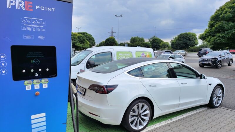 Tesla dovolí odjet i s připojeným kabelem. Nová funkce může zachránit život