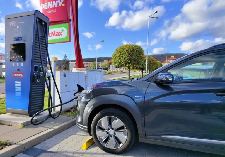 Elektromobil vás může na 100 kilometrech stát dvakrát víc než spalovací auto