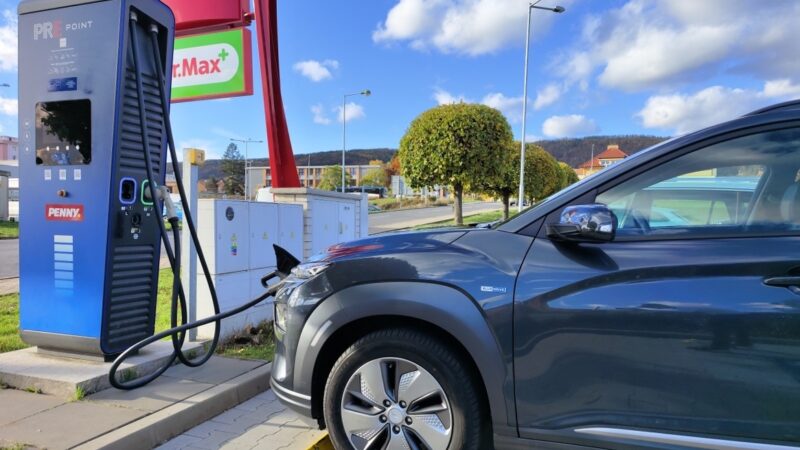 Elektromobil vás může na 100 kilometrech stát dvakrát víc než spalovací auto