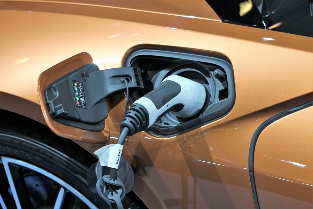 Nabíjení elektromobilů je dražší než tankování, tvrdí studie