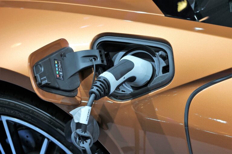 Rusové začali ve velkém kupovat elektromobily. Ne kvůli ekologii, ale kvůli problémům s benzinem