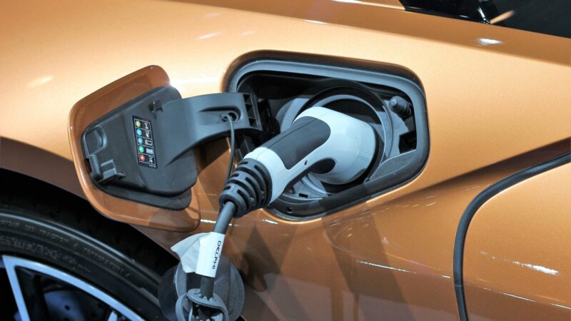 Zákazy řidiče nepřesvědčí. Šéfka německého autoprůmyslu pojmenovala hlavní problém elektromobility
