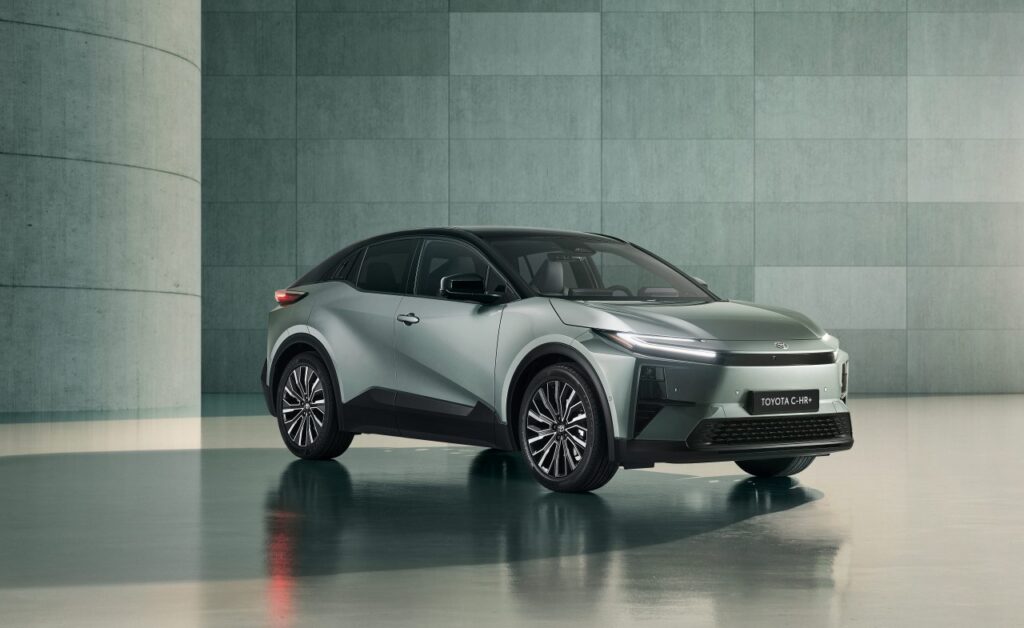 2025_TOYOTA_C-HR_plus_01