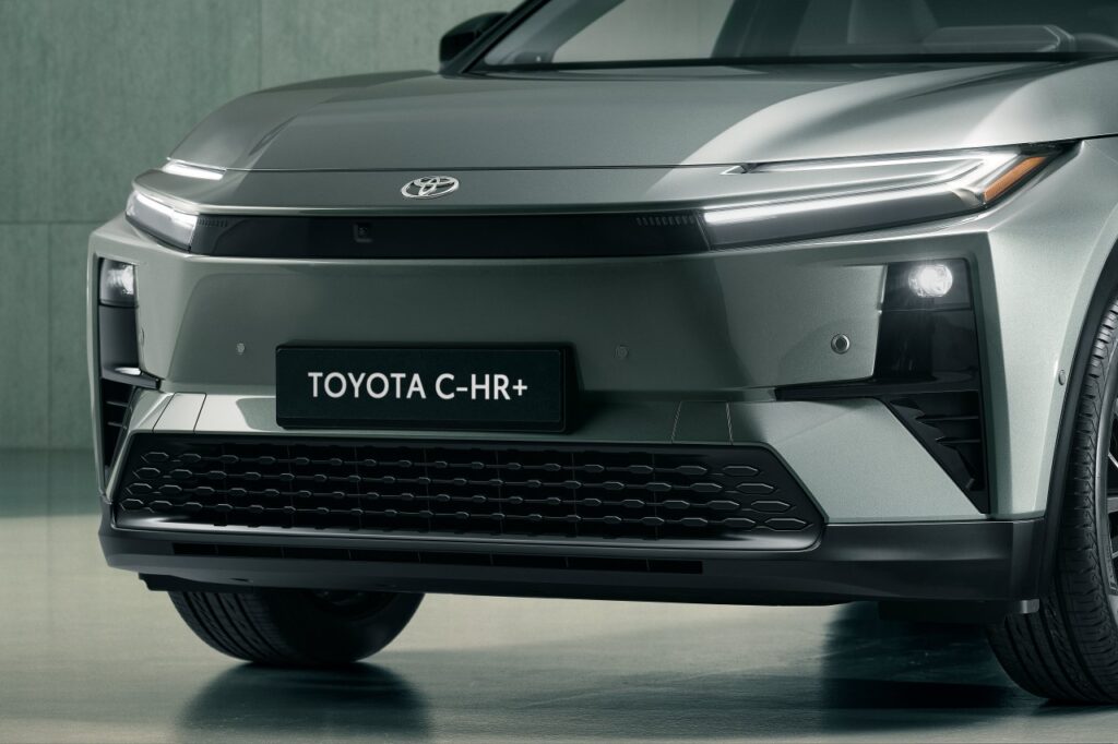 2025_TOYOTA_C-HR_plus_Exterior_01