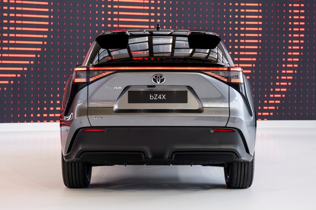 2025_bZ4X_AWD_007