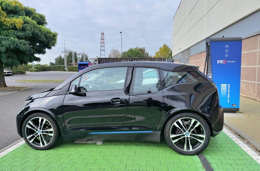 Češi našli levnější cestu k elektromobilům. Dovoz ojetin láme rekordy