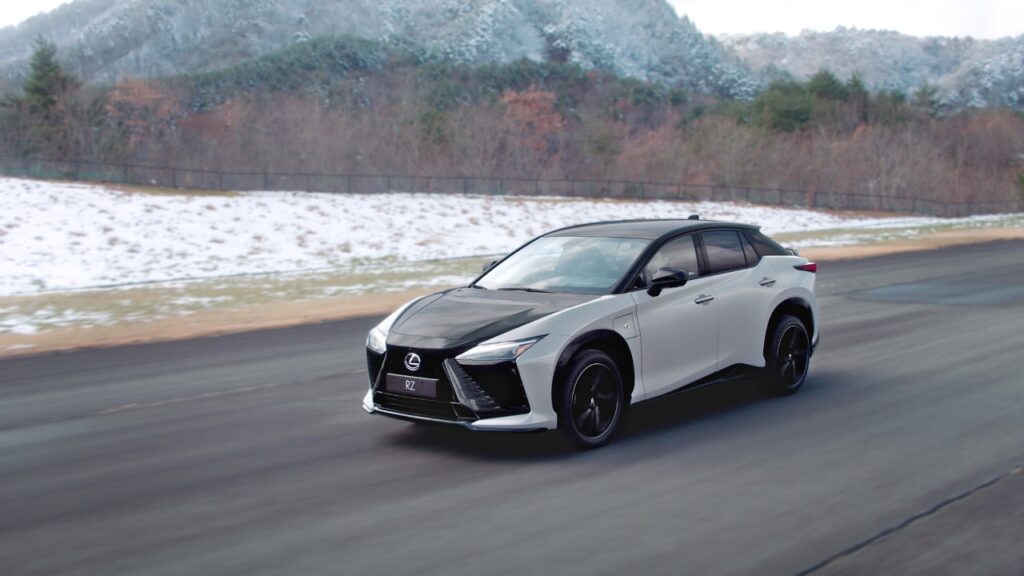 RZ_550e_F_SPORT_Dynamic_2