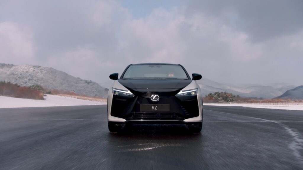 RZ_550e_F_SPORT_Dynamic_5