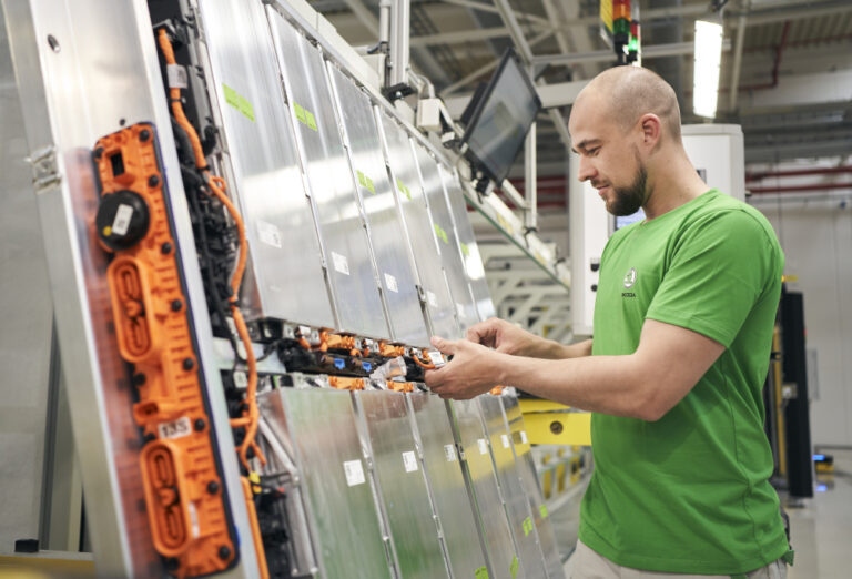 Průlom u baterií elektromobilů. Staré akumulátory dostanou druhý život. Nová metoda jim vrací 95 % kapacity