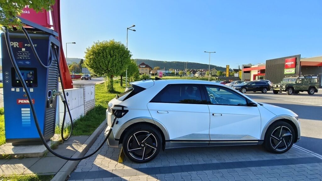 Víme, které elektromobily mají nejlepší poměr ceny a dojezdu. Nejlevněji vás jeden kilometr přijde na 1 600 Kč