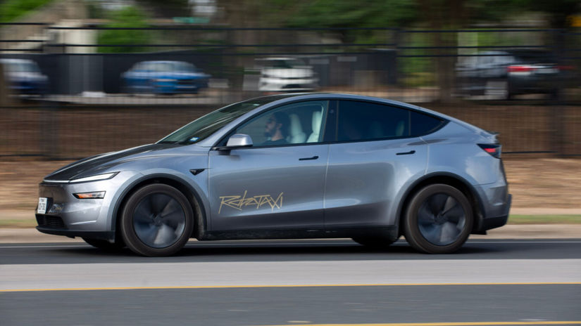 Tesla po letech slibů vypustila do ulic robotaxíky. Hned dělaly chyby
