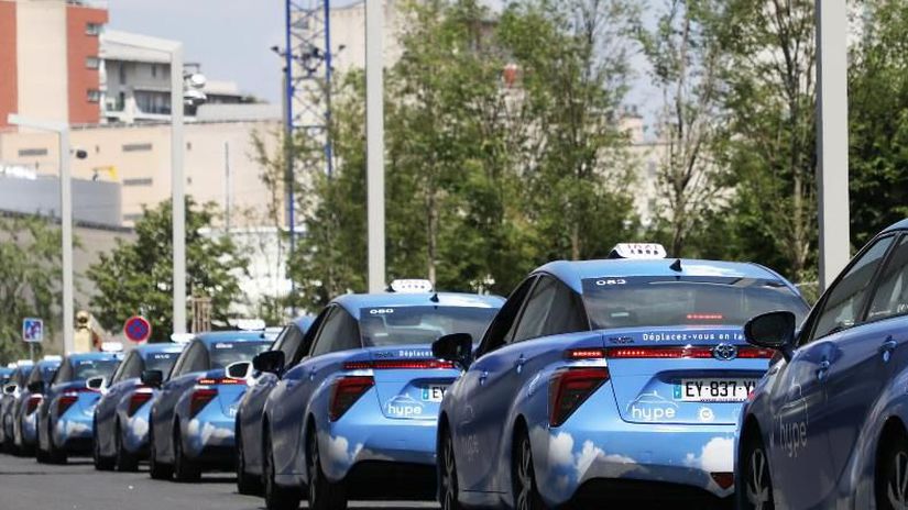 Největší flotila vodíkových taxíků končí. Zničily ji ceny vodíku, firma přejde na elektromobily