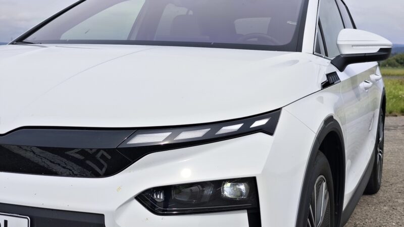 V českých automobilkách nastal obrovský zlom. Už téměř každé druhé auto je elektrifikované