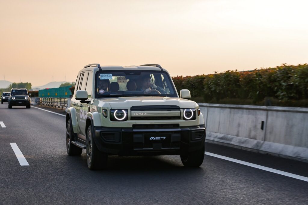 Drahý benzin i slabá síť nabíječek? Čínské SUV tvrdí, že má odpověď. Trik je v REEV technologii