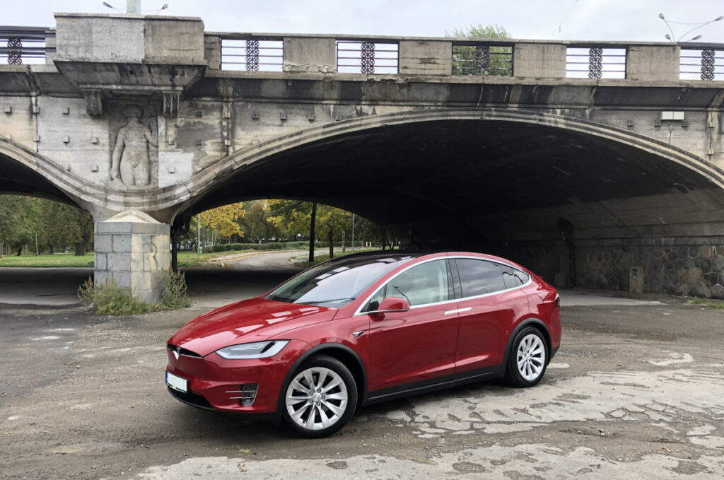 Opotřebení ojeté Tesly X nás šokovalo. Otestovali jsme elektrickou ojetinu