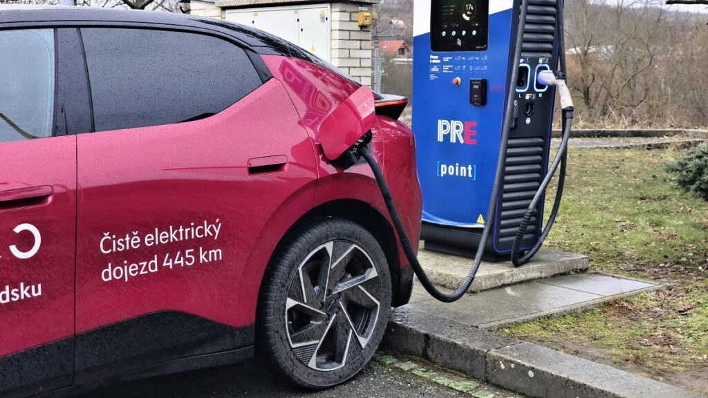 Slabá síť není hlavní problém. Elektromobilům škodí hlavně hromadné nabíjení ve stejnou dobu