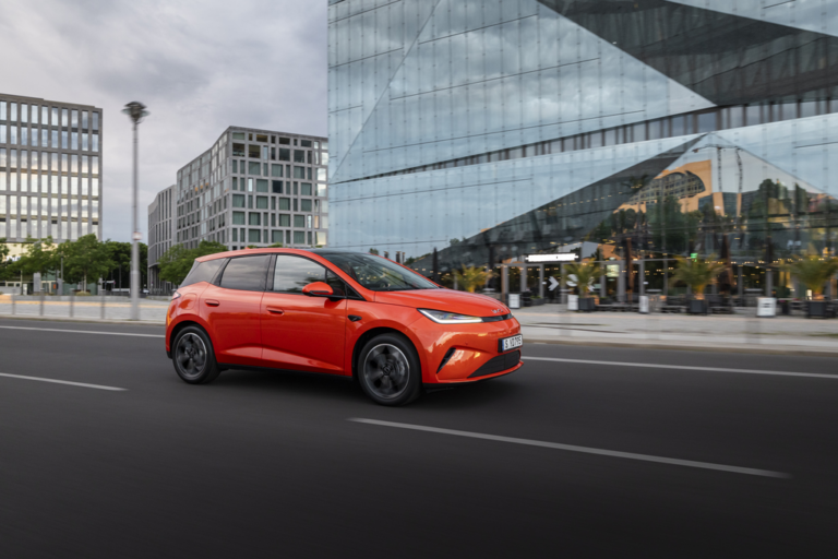 Číňané našli díru v pravidlech EU. Jejich plug in hybridy už ovládly třetinu trhu