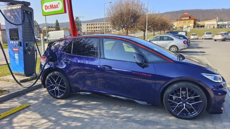 Elektromobily mají nižší emise než spalovací auta. Rozdíl může být až 82 procent