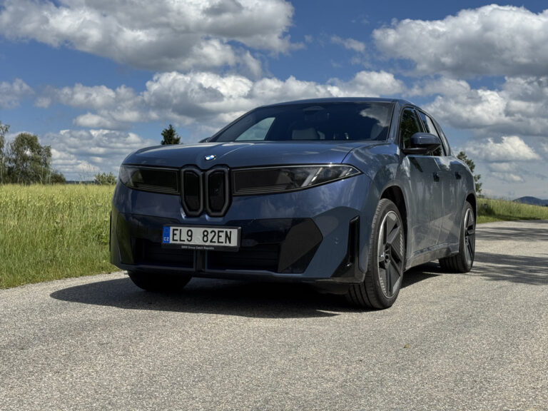 BMW iX3 ujede přes 800 km. Nabíjením 400 kW drtí většinu dnešních elektromobilů