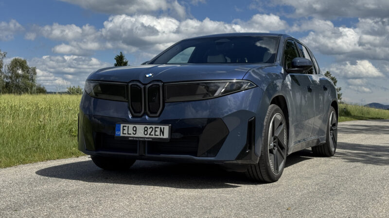 Přes 500 km po dálnici? Ze čtyř elektrických SUV to v testu zvládlo jediné