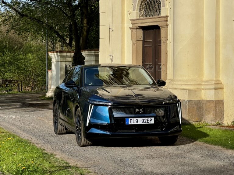 Test DS N°8: Francouzský luxus odmítá být nenápadný. Elektromobil pro bohaté individualisty navazuje na slavné tradice