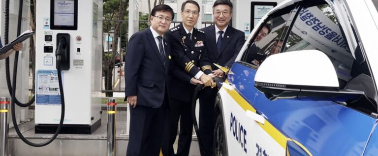 Policie se zbaví spalovacích aut. Do roku 2035 je mají nahradit elektromobily a vodík