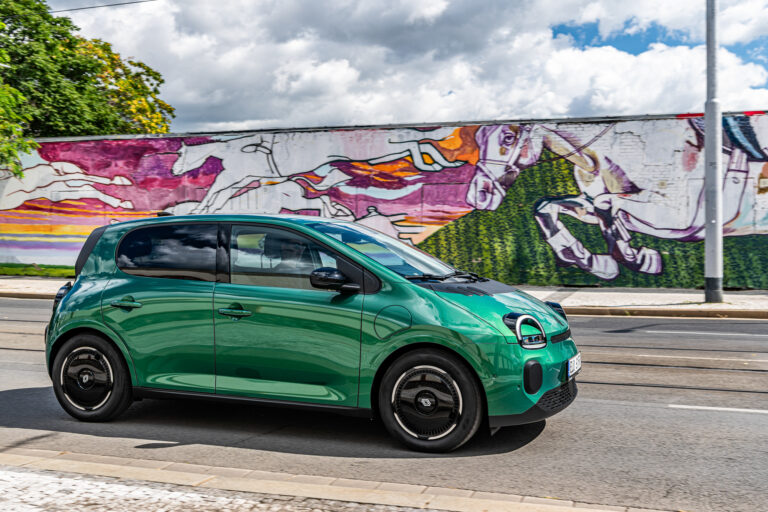 Konečně levný a pořádný elektromobil. Nové Twingo není jen roztomilé auto do města. Největší překvapení skrývá uvnitř