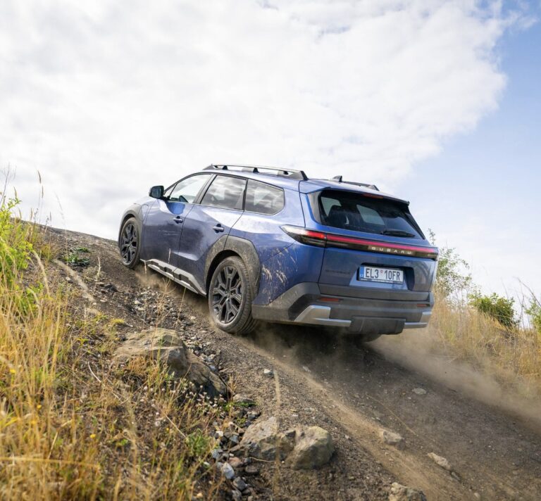 Elektrická Subaru nás v terénu překvapila. Zvládla i výjezd, ve kterém spalovací Outback zaváhal
