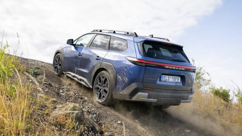 Elektrická Subaru nás v terénu překvapila. Zvládla i výjezd, ve kterém spalovací Outback zaváhal