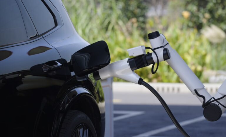 Geely posouvá nabíjení elektromobilů: 2 250 kW a 70 procent za 4,5 minuty