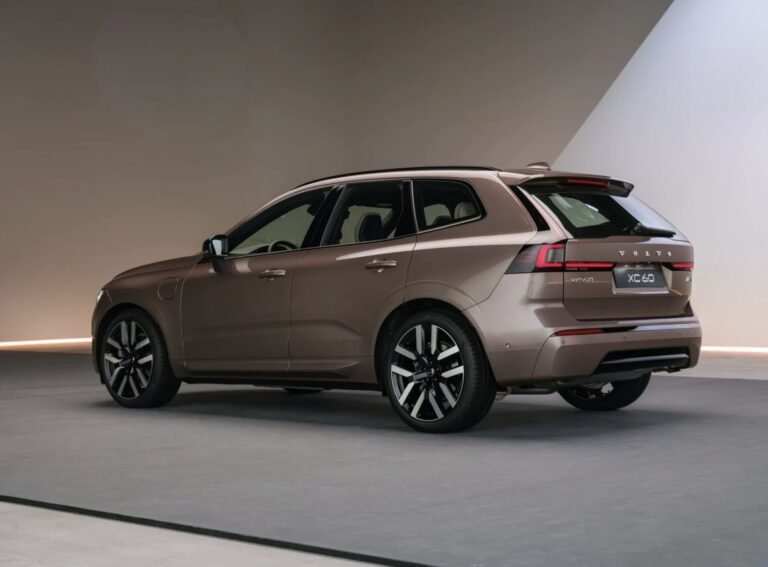 Volvo posouvá plug in hybridy na novou úroveň. XC60 ujede na elektřinu až 200 kilometrů