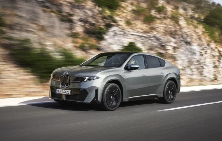 BMW vrací oblíbené SUV kupé. Nové iX4 ujede až 828 km, spalovací motor už nenabídne