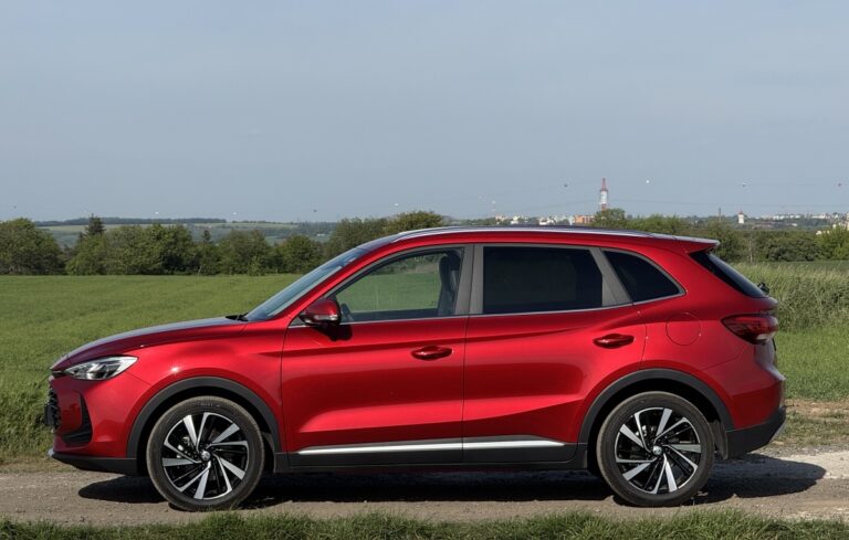 Rodinné SUV, které umí šetřit i pořádně zabrat. MG ZS Hybrid+ nás ale něčím zaskočilo