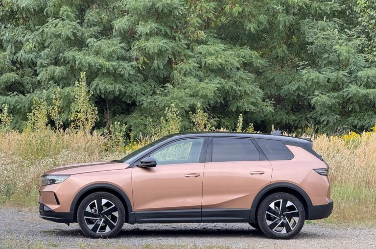 Kodiaqu se blíží velikostí, stojí méně. Z nenápadného SUV je krasavec. Test Opel Grandland