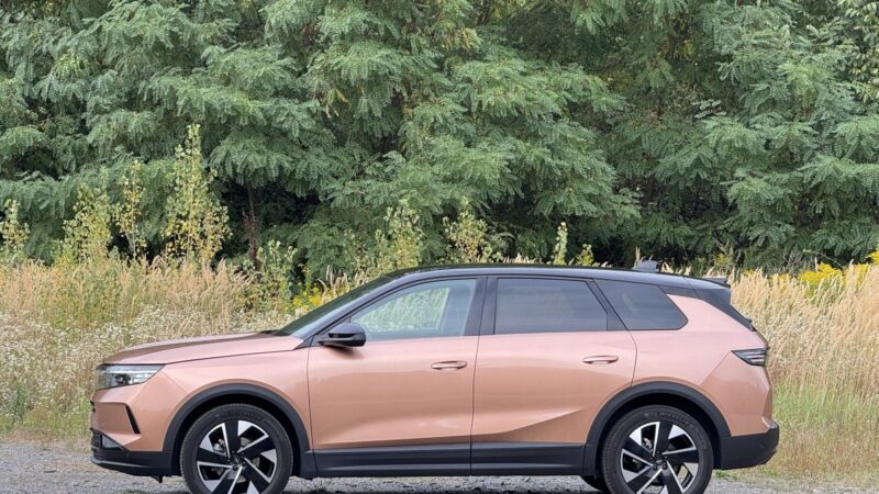 Kodiaqu se blíží velikostí, stojí méně. Z nenápadného SUV je krasavec. Test Opel Grandland