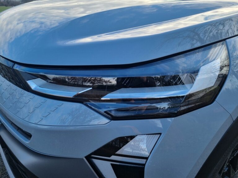Jezdí pod pět litrů a na nic si nehraje. Tohle auto vám usnadní život. Test Renault Captur E-Tech