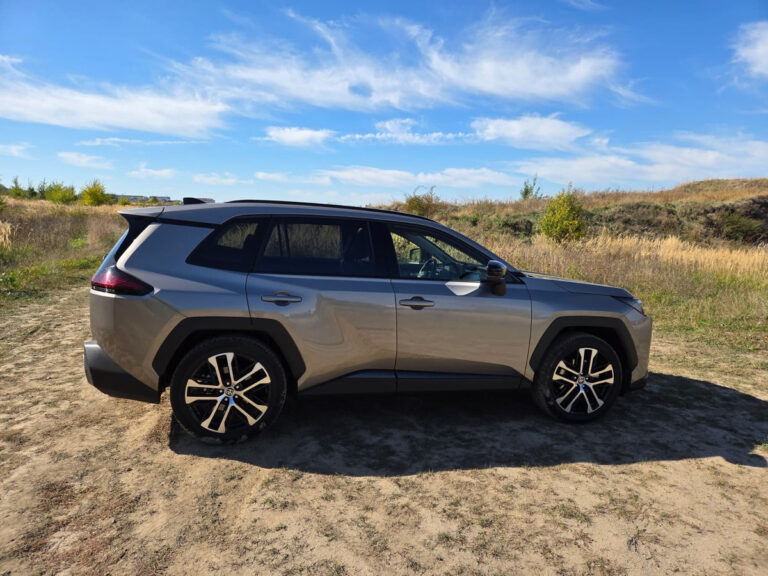 Rodinná SUV čtyřkolka, která umí jezdit za pět litrů. Jedna věc nás ale v Toyotě RAV4 zamrzela