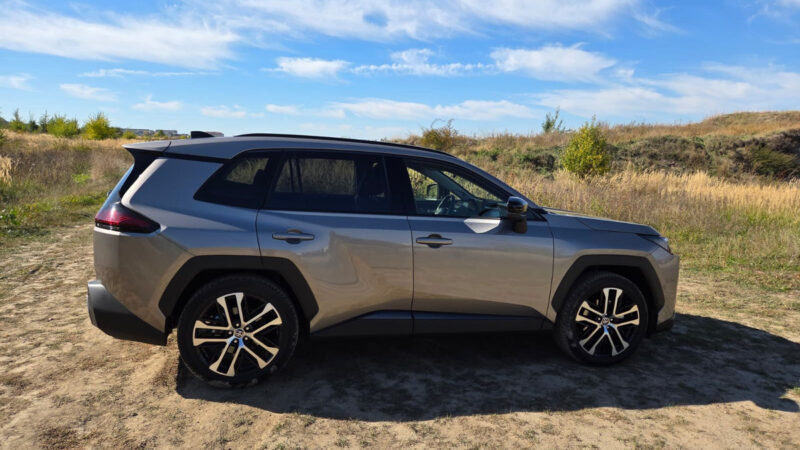 Rodinná SUV čtyřkolka, která umí jezdit za pět litrů. Jedna věc nás ale v Toyotě RAV4 zamrzela