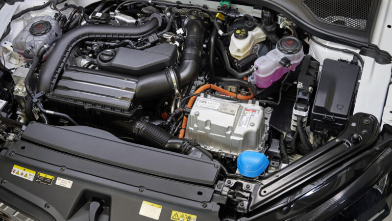 Škoda jde po krku Toyotě. Octavia dostala hybrid, který se nabíjí sám